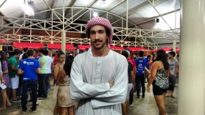 Vestido a caráter, o egipcio Adhan Aboudoma