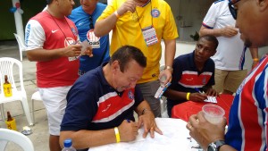 Ex-jogador Beijoca dando autógrafos aos torcedores