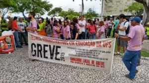 Servidores federais fizeram protesto hoje pela manhã