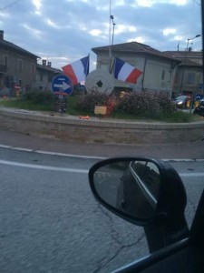 Casas na Itália, com a bandeira da França
