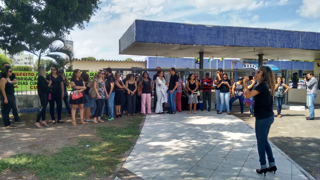 Enfermeiros pararam duas horas, hoje, e fizeram protesto em frente ao Palácio Aloísio Campos