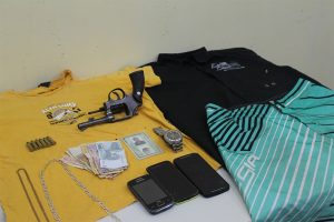 A arma usada no arrastão da Drogasil, celulares e roupas dos marginais que foram apreendidas
