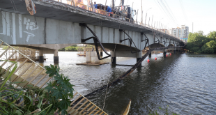 Prefeitura inicia retirada de estrutura metálica que cedeu da ponte sobre o rio Poxim