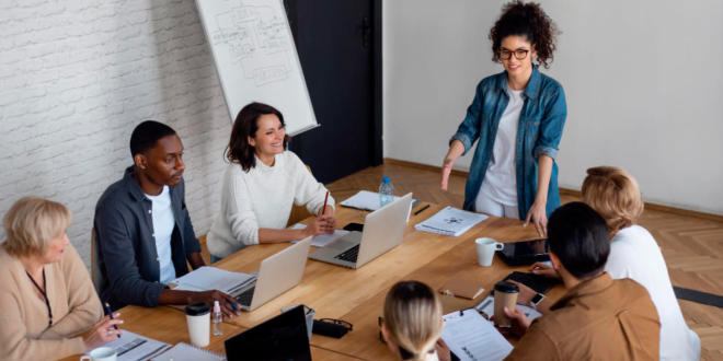 O Coworking é um ambiente ideal para empreendedores, profissionais liberais e empresas que almejam reduzir custos