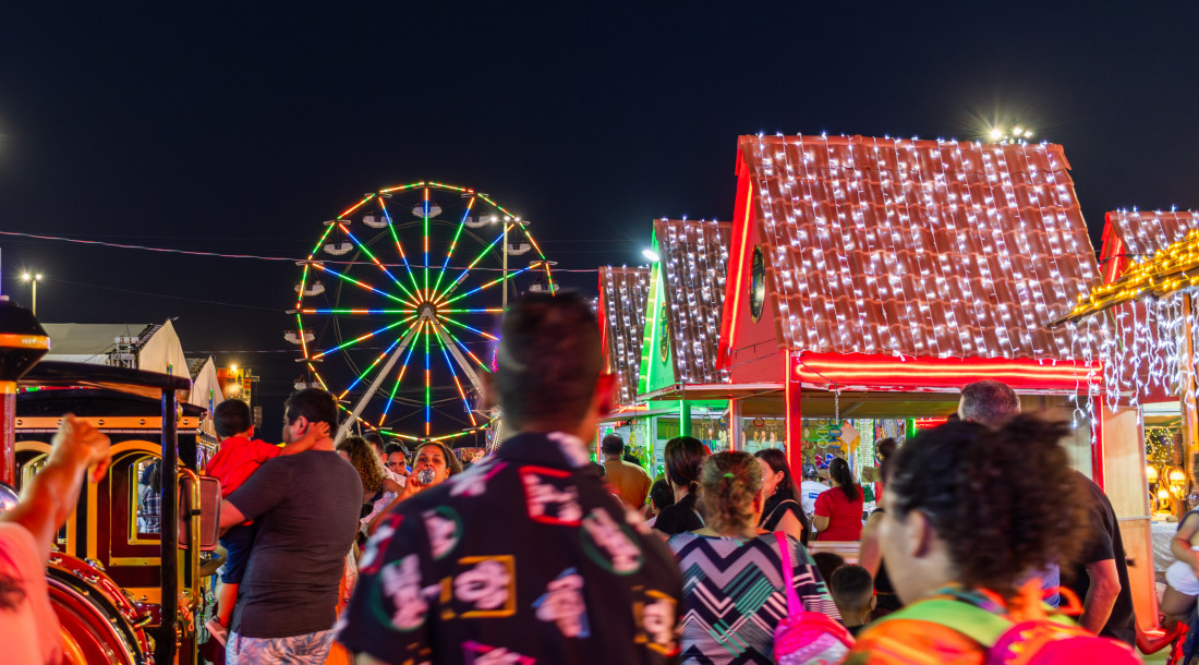Segunda-feira de shows no palco da Vila do Natal Iluminado
