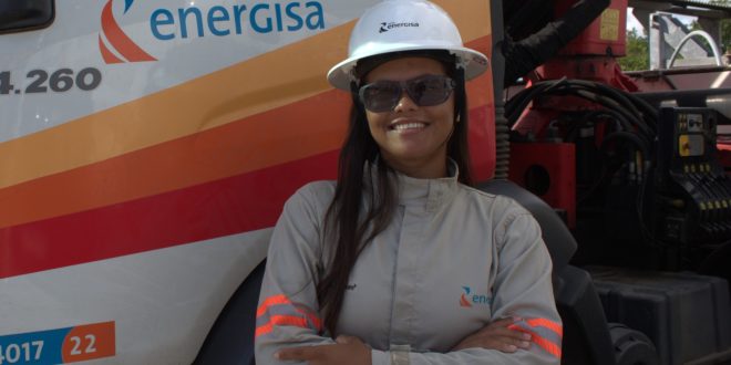 Mulher, eletricista profissional