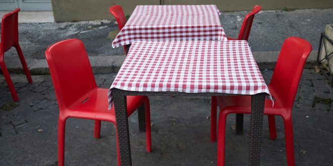 Mesas e cadeiras em ruas