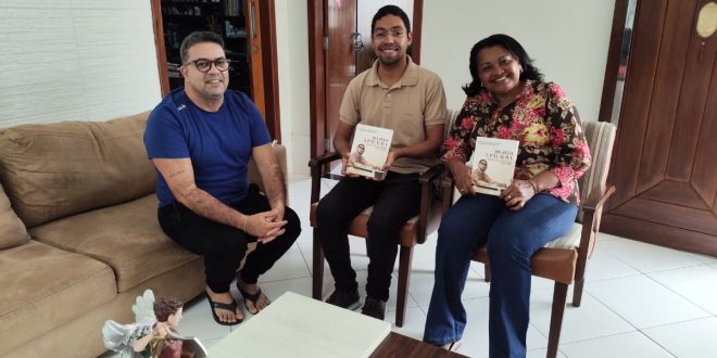 Claudefranklin, João Eduardo Freire Coelho e a professora Edleide Santos Roza