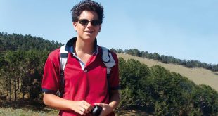 São Carlo Acutis – calça lee, pé no chão, mundo novo