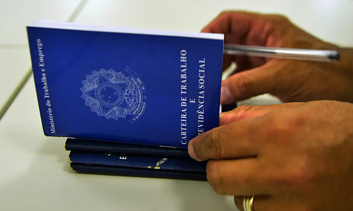 CLT é preferência de 36,3% dos brasileiros que buscam emprego