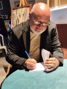 Assuero Cardoso Barbosa, autografando o livro "Paredes"
