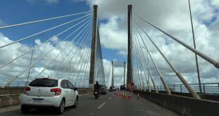 Obra de iluminação cênica na Ponte Construtor João Alves deixa tráfego em uma pista no sentido Aracaju/Barra