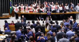 Brasil de ricos reclamando por lucro e pobres por 2 dias de descanso
