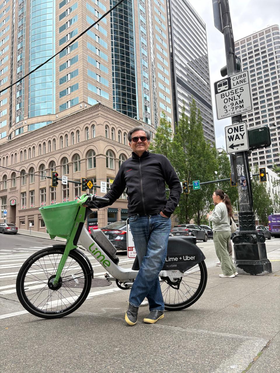 Thadeu em uma das ruas de Seattle
