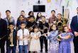 Maestro Ricardo Resende e o pastor Jônatas Oliveira com os alunos da orquestra