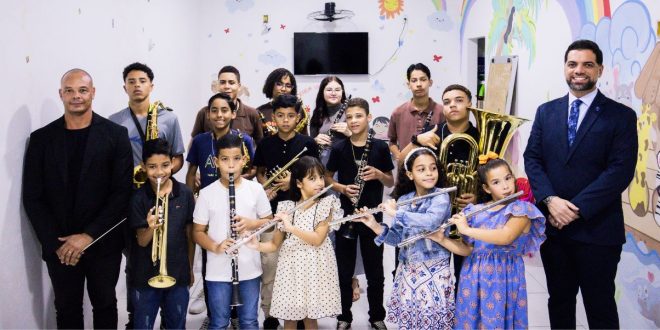 Maestro Ricardo Resende e o pastor Jônatas Oliveira com os alunos da orquestra