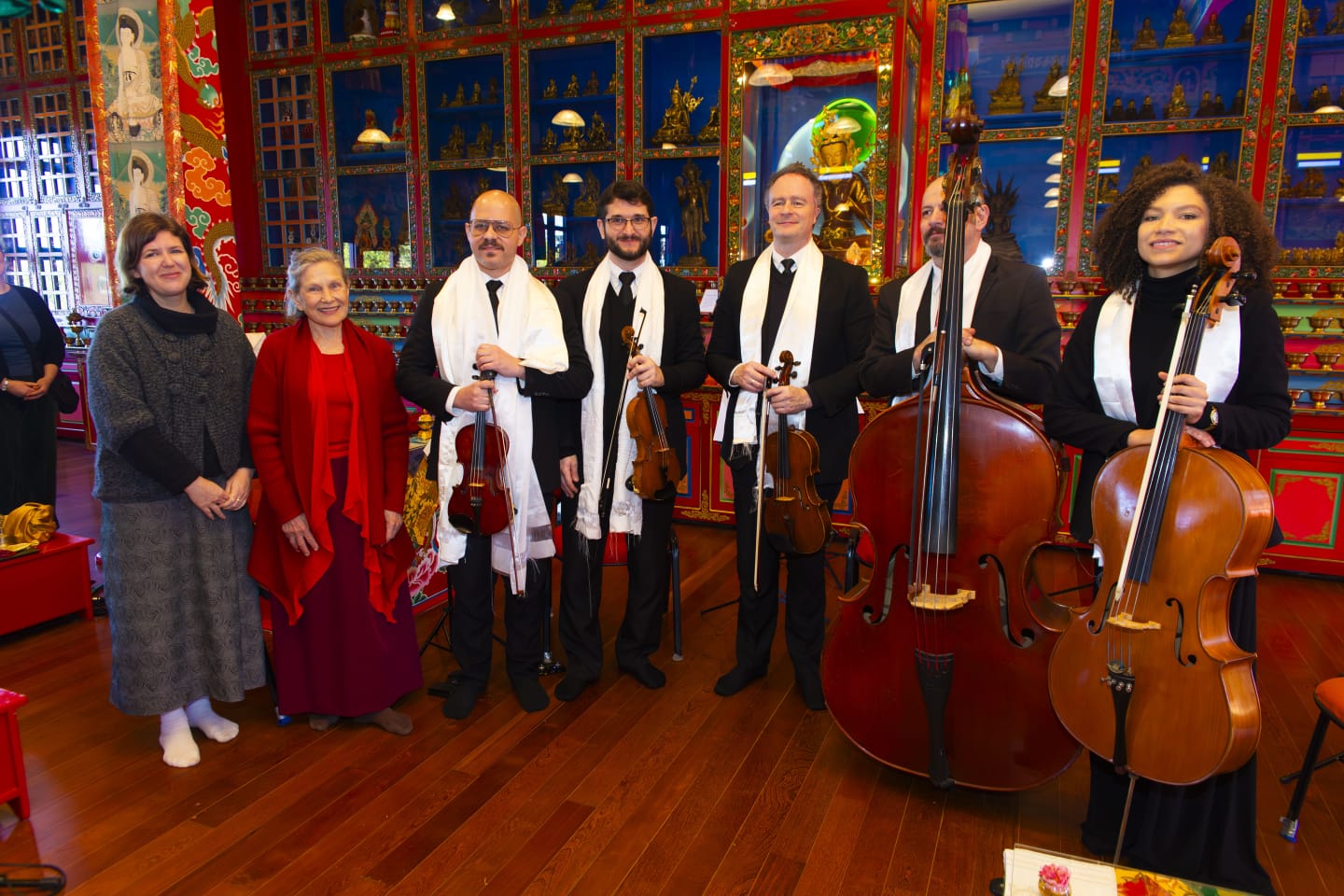 Apresentação em templo budista