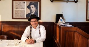 Um café em Lisboa à espera de Fernando Pessoa
