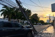 SUV colide com poste na avenida ao entardecer