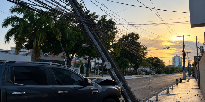 SUV colide com poste na avenida ao entardecer