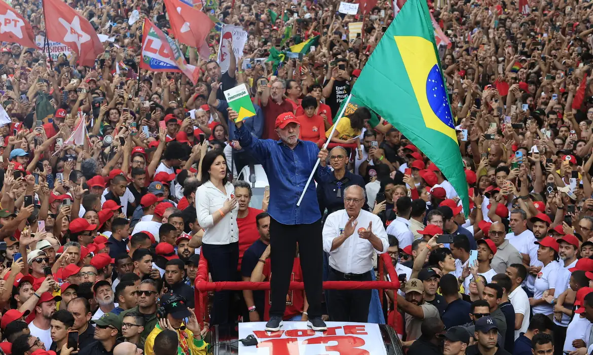 Lula é reeleito presidente do Brasil e conquista o quarto mandato